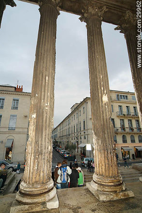 Columns of La Maison Carrée - Region of Languedoc-Rousillon - FRANCE. Foto No. 29962