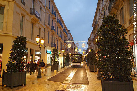 Downtown Nîmes - Region of Languedoc-Rousillon - FRANCE. Foto No. 29929