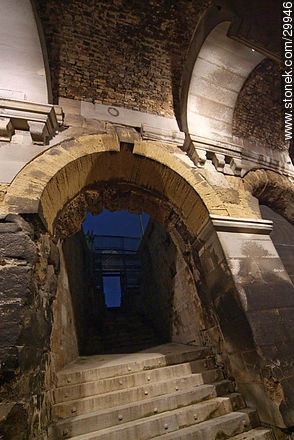 Acceso al anfiteatro romano de Nîmes - Región de Languedoc-Rousillon - FRANCIA. Foto No. 29946