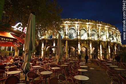 Coffee bar in front of the Arena of Nîmes - Region of Languedoc-Rousillon - FRANCE. Foto No. 29942