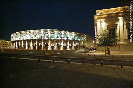 Arena of Nîmes and the Palace of Justice - Region of Languedoc-Rousillon - FRANCE. Foto No. 29939