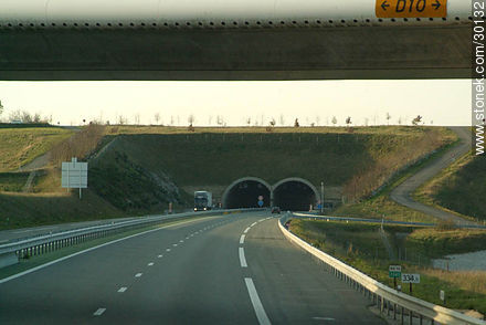 Puente y túnel próxima a Les Vitarelles, Vayssière y Montfaucon. Autopista A20, E09 - Región de Midi-Pyrénées - FRANCIA. Foto No. 30132