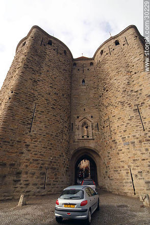 Porte Narbonnaise luego de atravesar la primera muralla - Región de Languedoc-Rousillon - FRANCIA. Foto No. 30229