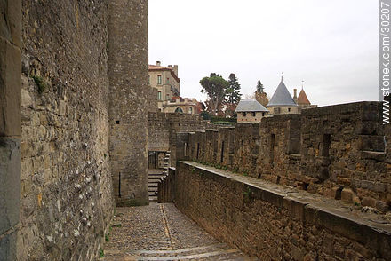 Between two defensive walls - Region of Languedoc-Rousillon - FRANCE. Photo #30207