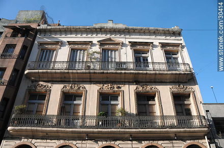 Edificio de la Ciudad Vieja de Montevideo - Departamento de Montevideo - URUGUAY. Foto No. 30414