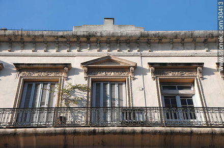 Edificio de la Ciudad Vieja de Montevideo - Departamento de Montevideo - URUGUAY. Foto No. 30413