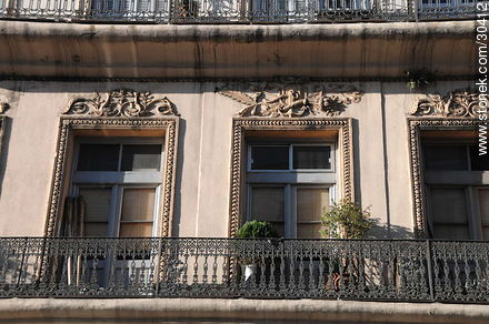 Edificio de la Ciudad Vieja de Montevideo - Departamento de Montevideo - URUGUAY. Foto No. 30412