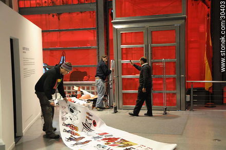 Preparación de una exposición en el Centro Cultural de España - Departamento de Montevideo - URUGUAY. Foto No. 30403