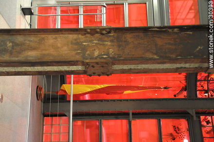 Columna original con perfiles de hierro en el Centro Cultural de España en Montevideo - Departamento de Montevideo - URUGUAY. Foto No. 30393
