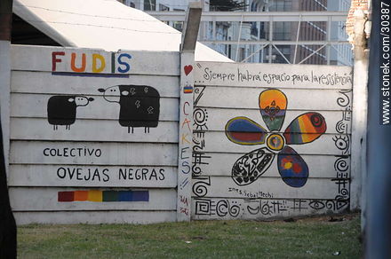 Graffitis del pasaje Policía Vieja - Departamento de Montevideo - URUGUAY. Foto No. 30387
