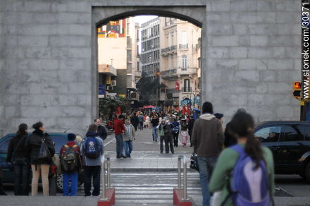 Puerta de la Ciudadela de Montevideo (muro de soporte). Peatonal Sarandí. - Departamento de Montevideo - URUGUAY. Foto No. 30371