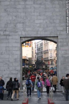 Support wall of the Puerta de la Ciudadela - Department of Montevideo - URUGUAY. Photo #30370