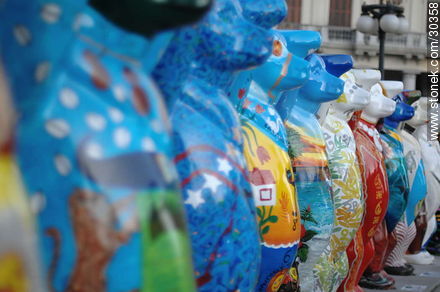 United Buddy Bears by  Eva and Klaus Herlitz at the Independencia square - Department of Montevideo - URUGUAY. Photo #30358