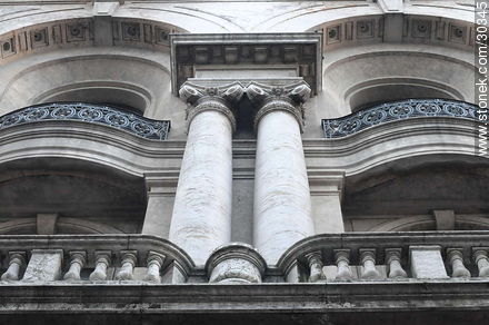 Detalle de la fachada del ex Jockey Club de Montevideo - Departamento de Montevideo - URUGUAY. Foto No. 30345