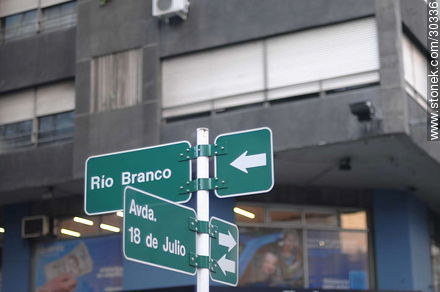 Carteles de la Avenida 18 de Julio - Departamento de Montevideo - URUGUAY. Foto No. 30336
