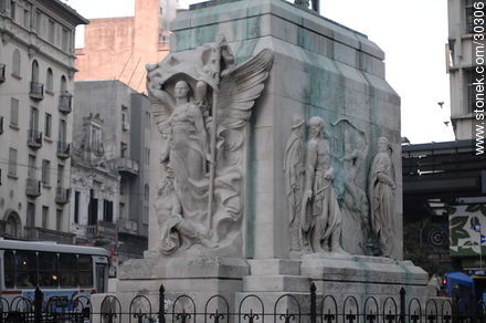 Basamento de la monumento al Gaucho - Departamento de Montevideo - URUGUAY. Foto No. 30306