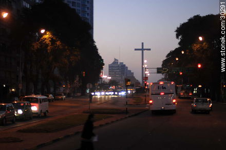 Bulevar Artigas en Tres Cruces al atardecer - Departamento de Montevideo - URUGUAY. Foto No. 30291