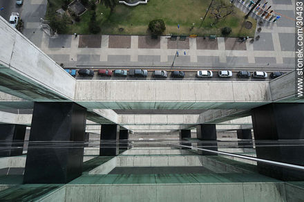 Vista a la Plaza Independencia desde la Torre Ejecutiva - Departamento de Montevideo - URUGUAY. Foto No. 30433