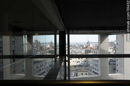 Vista al este (Ciudad Vieja) desde el interior de la Torre Ejecutiva. - Departamento de Montevideo - URUGUAY. Foto No. 30432