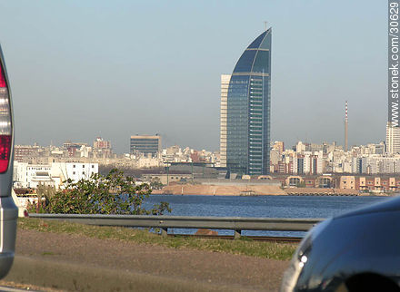 Torre Antel desde los accesos del oeste de Montevideo. - Departamento de Montevideo - URUGUAY. Foto No. 30629