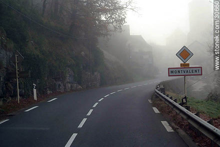 Entrance to Montvalent town - Region of Midi-Pyrénées - FRANCE. Foto No. 30660