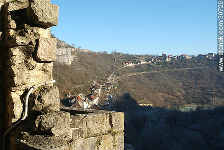 Ducto entre los muros de Rocamadour - Región de Midi-Pyrénées - FRANCIA. Foto No. 30729