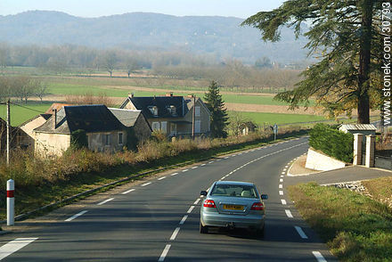 Route in near the border of the regions of Midi-Pyrenée and Aquitaine - Region of Midi-Pyrénées - FRANCE. Foto No. 30793