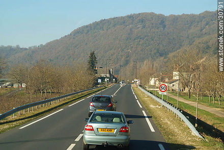 Route in near the border of the regions of Midi-Pyrenée and Aquitaine - Region of Midi-Pyrénées - FRANCE. Foto No. 30791