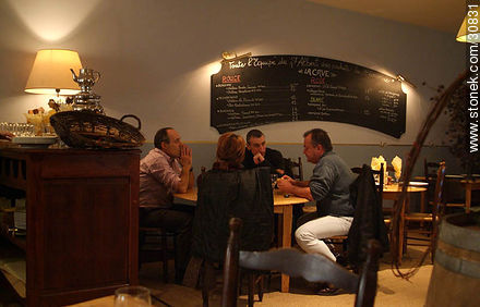 Parroquianos en un restaurante de Sarlat - Aquitania - FRANCIA. Foto No. 30831