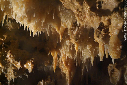 Estalactitas en la gruta de la Gran Roca. Eyzies-de-Tayac-Sireuil - Aquitania - FRANCIA. Foto No. 30865