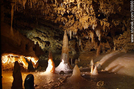 Stalagtites and stalagmites in the grout of the Grand Roc. - Region of Aquitaine - FRANCE. Photo #30860