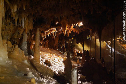 Estalactitas y estalagmitas en la gruta de la Gran Roca. Eyzies-de-Tayac-Sireuil - Aquitania - FRANCIA. Foto No. 30859