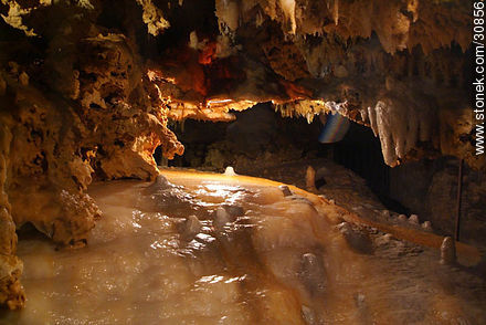 Estalactitas en la gruta de la Gran Roca. Eyzies-de-Tayac-Sireuil - Aquitania - FRANCIA. Foto No. 30856
