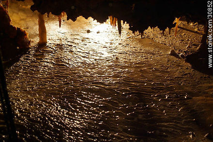 Estalactitas y estalagmitas en la gruta de la Gran Roca. Eyzies-de-Tayac-Sireuil - Aquitania - FRANCIA. Foto No. 30852