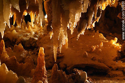 Estalactitas y estalagmitas en la gruta de la Gran Roca. Eyzies-de-Tayac-Sireuil - Aquitania - FRANCIA. Foto No. 30851
