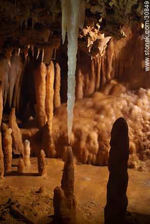 Estalactitas y estalagmitas en la gruta de la Gran Roca. Eyzies-de-Tayac-Sireuil - Aquitania - FRANCIA. Foto No. 30849