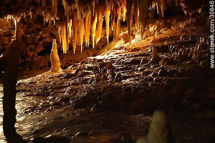 Estalactitas y estalagmitas en la gruta de la Gran Roca. Eyzies-de-Tayac-Sireuil - Aquitania - FRANCIA. Foto No. 30846