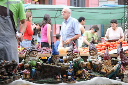 Feria de Tristán Narvaja. - Departamento de Montevideo - URUGUAY. Foto No. 30976