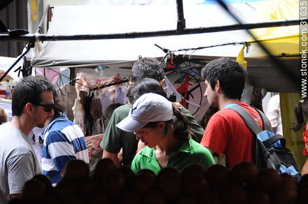 Jóvenes en la Feria de Tristán Narvaja - Departamento de Montevideo - URUGUAY. Foto No. 31035