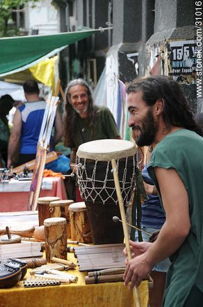 Feria de Tristán Narvaja. Artesanos de instrumentos musicales. - Departamento de Montevideo - URUGUAY. Foto No. 31016