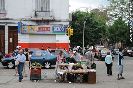 Feria de Tristán Narvaja. Aislado puesto en la calle Fernández Crespo. - Departamento de Montevideo - URUGUAY. Foto No. 31051
