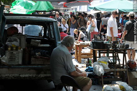Tristan Narvaja market fair.  - Department of Montevideo - URUGUAY. Foto No. 31074