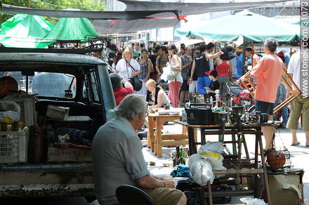 Tristan Narvaja market fair.  - Department of Montevideo - URUGUAY. Foto No. 31073