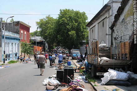 Tristan Narvaja market fair. Minas street. - Department of Montevideo - URUGUAY. Foto No. 31070