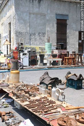 Tristan Narvaja market fair.  - Department of Montevideo - URUGUAY. Foto No. 31069