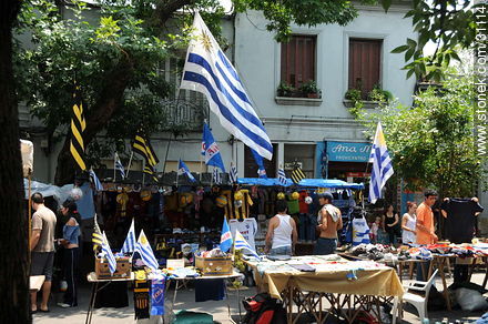 Tristan Narvaja market fair. Uruguayan flags. - Department of Montevideo - URUGUAY. Foto No. 31114