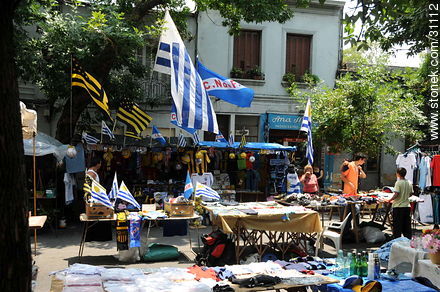 Tristan Narvaja market fair. Uruguayan flags. - Department of Montevideo - URUGUAY. Foto No. 31112