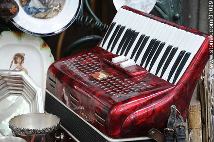 Feria de Tristán Narvaja. Acordeón. - Departamento de Montevideo - URUGUAY. Foto No. 31099