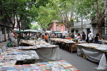 Feria de Tristán Narvaja. Área de libros y revistas. - Departamento de Montevideo - URUGUAY. Foto No. 31098