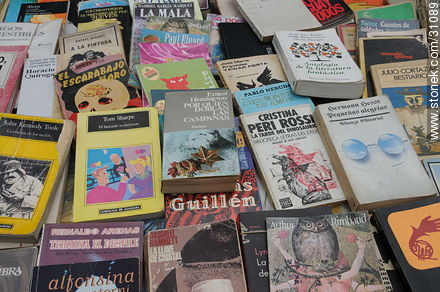 Feria de Tristán Narvaja. Área de libros y revistas. - Departamento de Montevideo - URUGUAY. Foto No. 31089